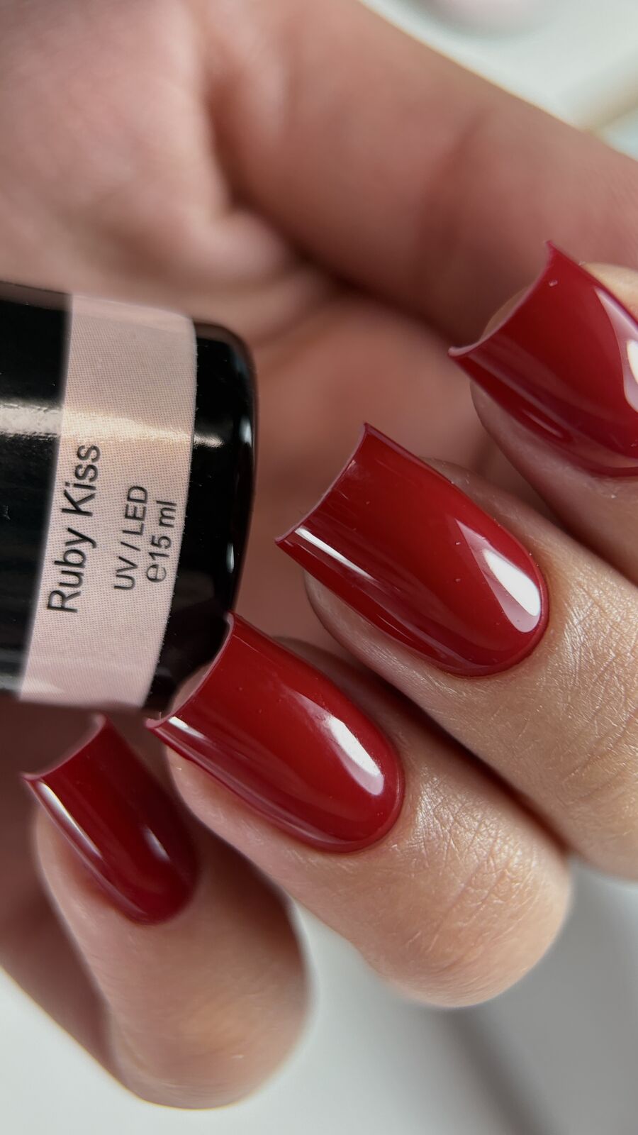 Maniküre in 4 Händen – Ruby Kiss Gel-Lack im PROFINAILS Studio